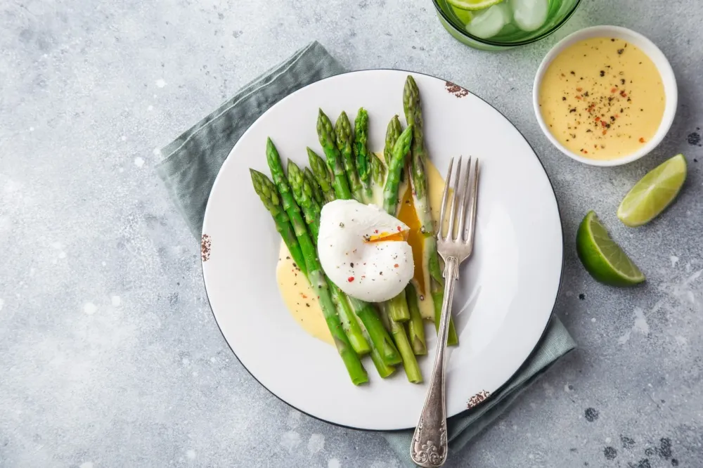 Asperges, œuf et vinaigrette aux herbes